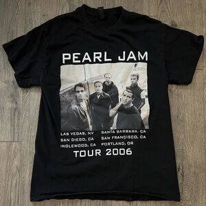 Pearl Jam 2006 Tour T-Shirt Black Gildan Heavy Cotton Size M EUC